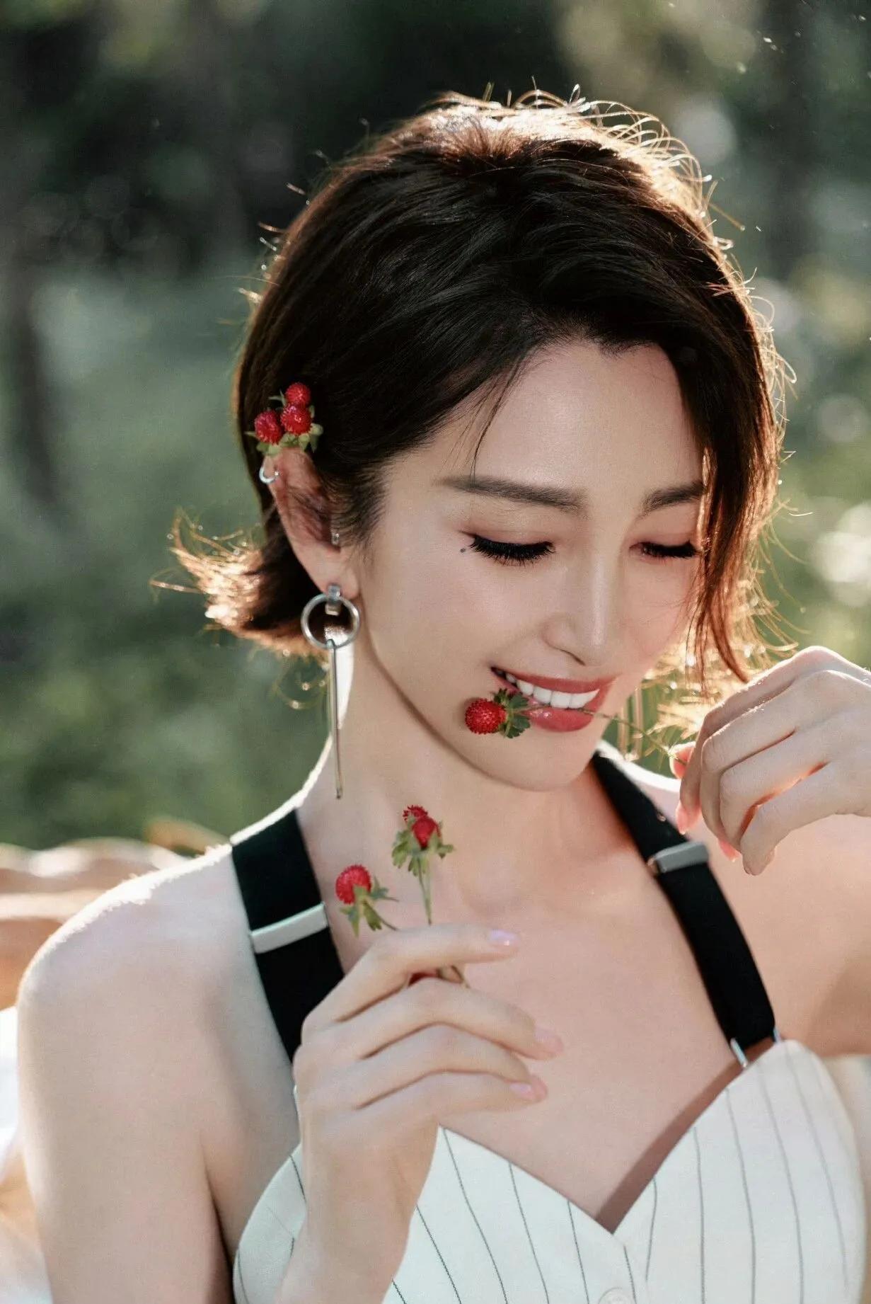 谁懂啊！李冰冰这套造型，把松弛感和高级感焊死了✨白条纹挂脖套装+利落短发，在阳