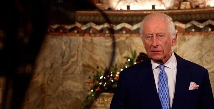 英国国王被骂上热搜！国宴搞“法英联名”，查尔斯被骂“胳膊肘往外拐”！英国王室最