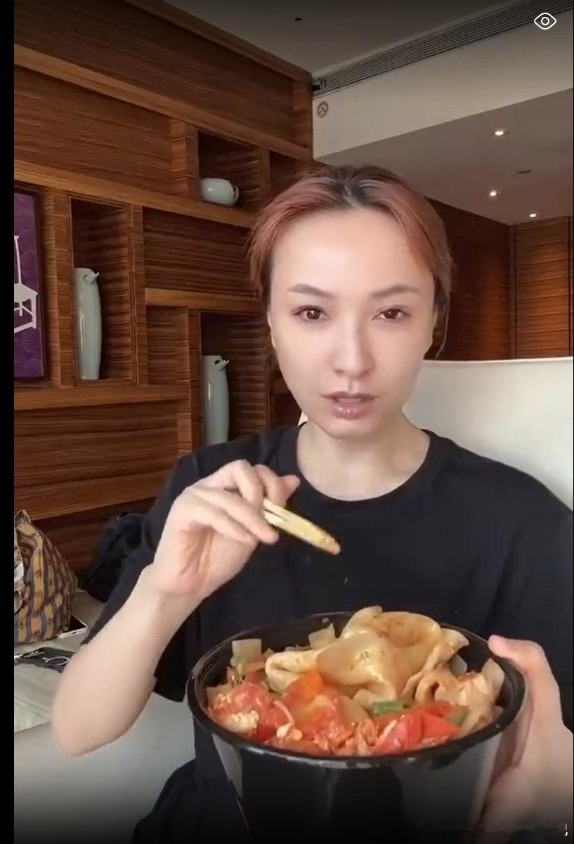 吴昕体重直逼100斤看到吴昕体重直逼100斤的状态，就知道她背后在身材管理上