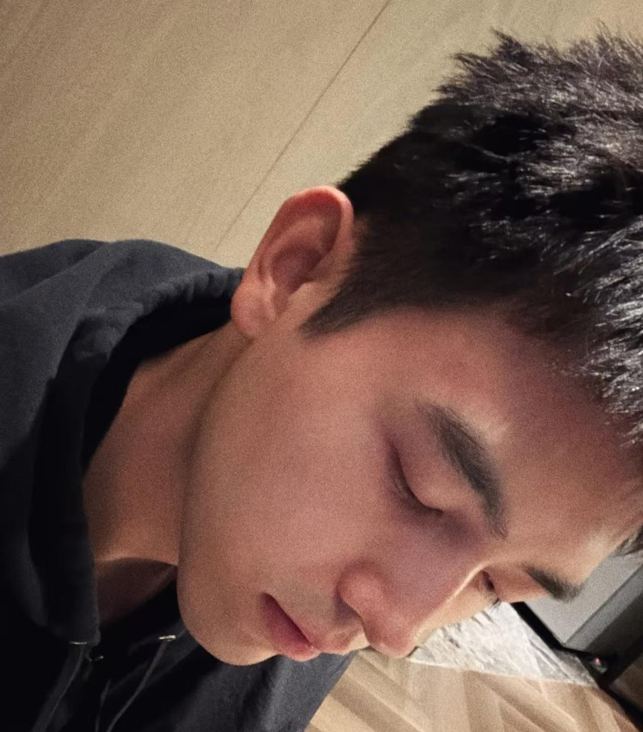 陈飞宇这组照片有一个大亮点，你们发现了吗？不是他一如既往帅气的脸，毕竟基因摆在
