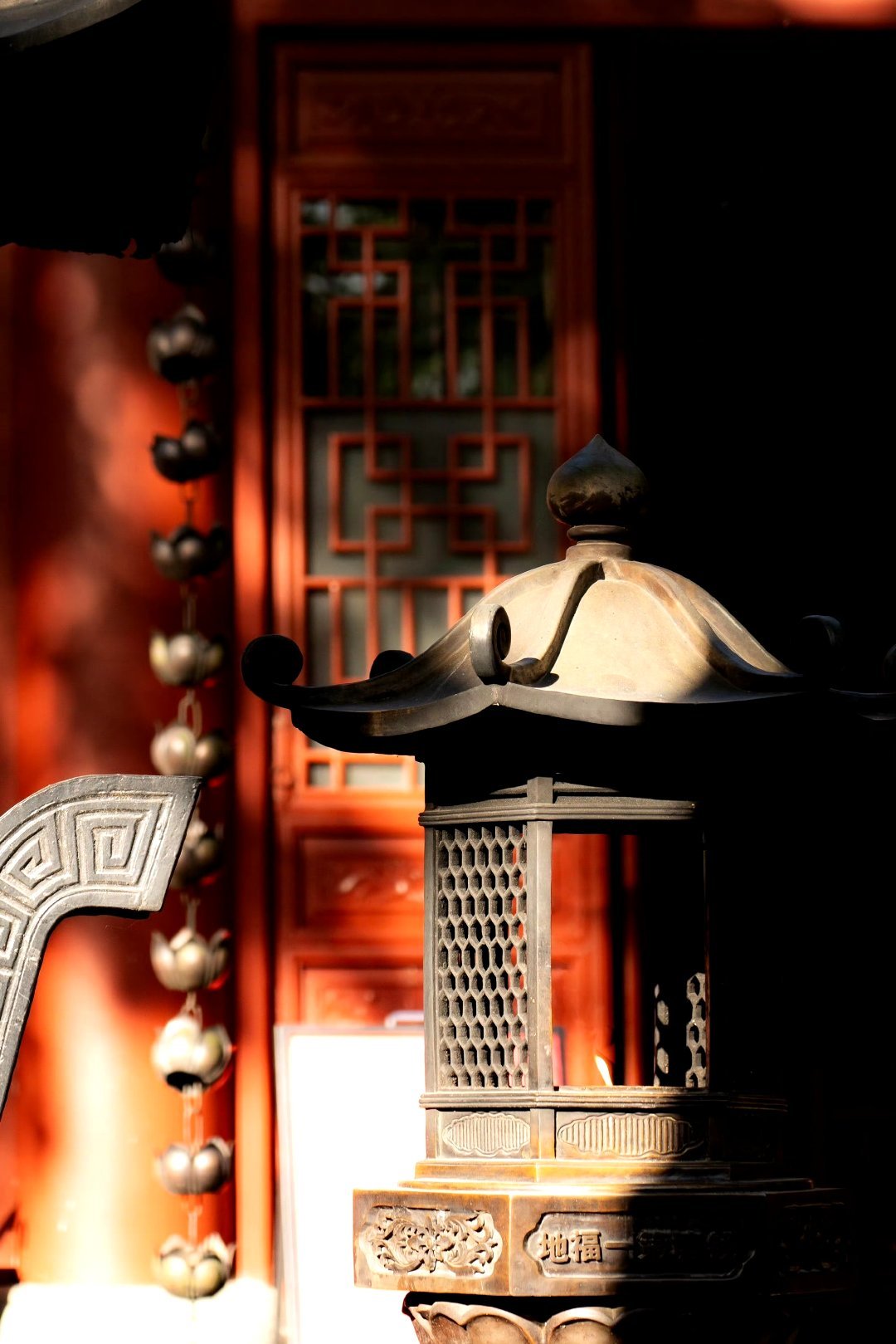 “天生有福的几大特征。”·1.有虎牙。·2.脸上有酒窝。·3.耳朵大且厚。·4.