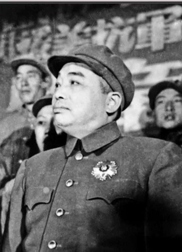 1939年，国军第十军军长陈铁请彭德怀吃饭。席间，陈铁妻子王若冰走近彭德怀，低声