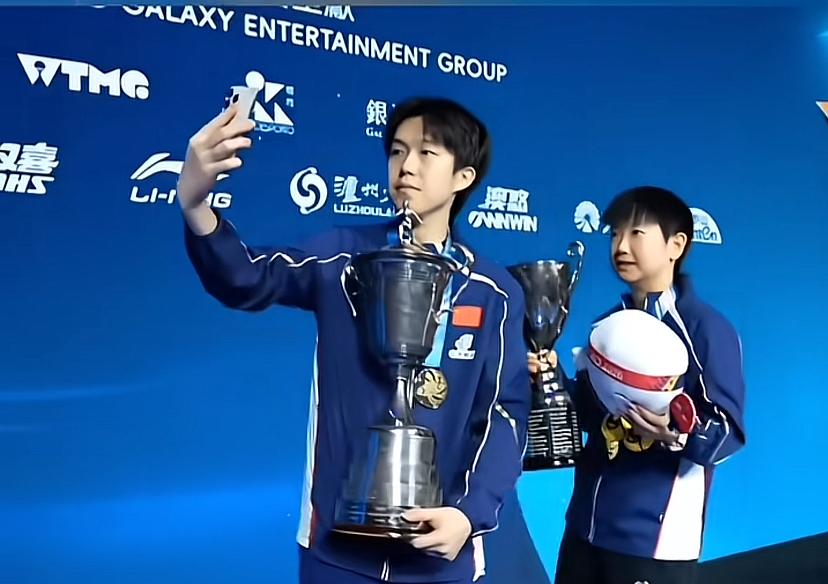 孙颖莎不但没有拍照，还跟王楚钦聊着，莎莎跟大头的奖杯不一样，少了个盖子。