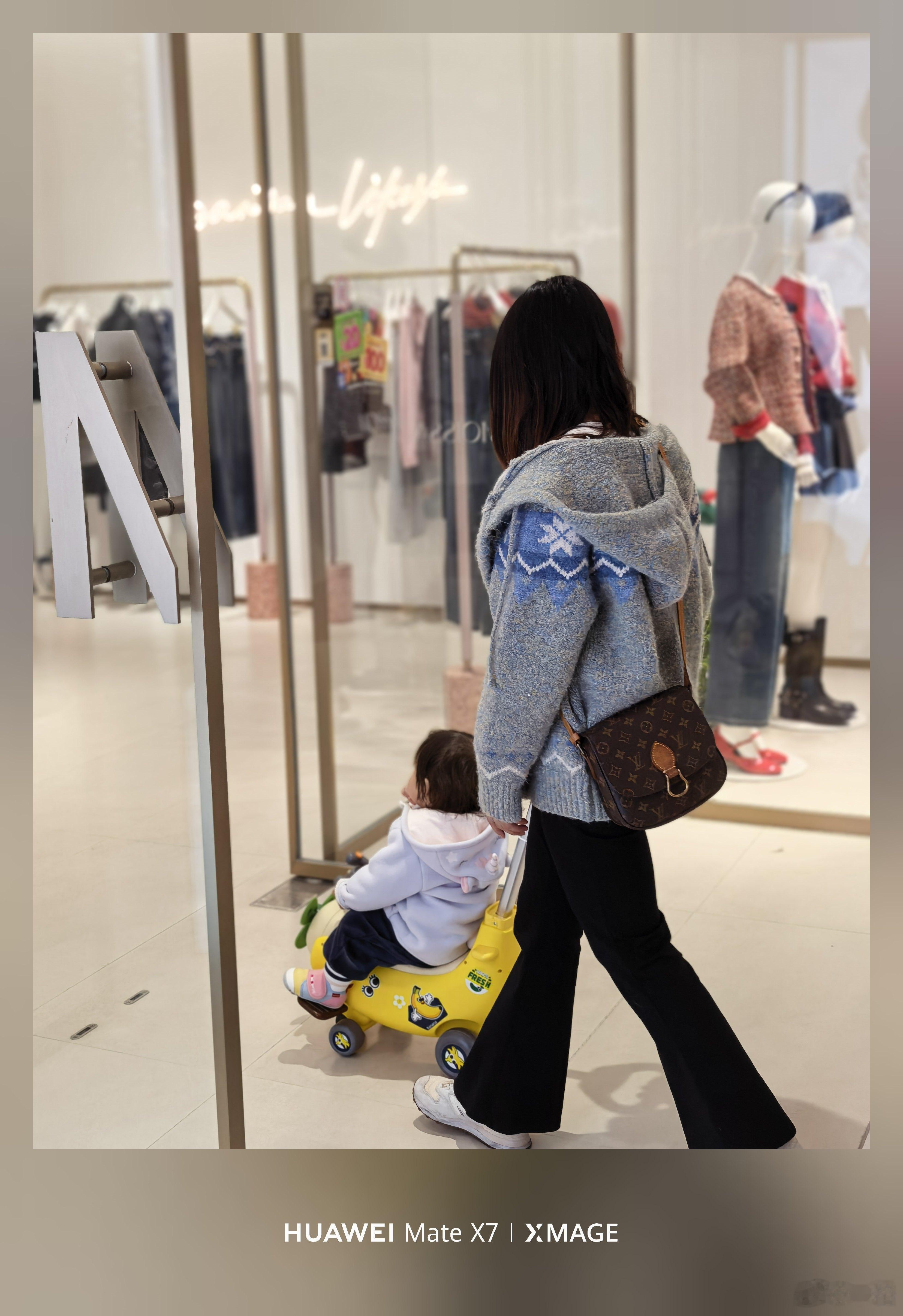 遛娃的一天，好可爱呀出生那天还去看她了，没想到一眨眼都会走路了，小孩长得真的好快