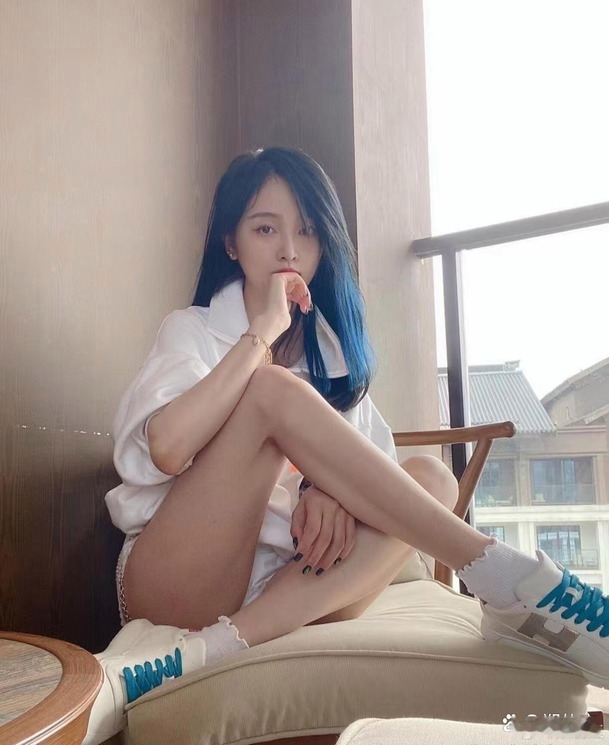 吴宣仪这大长腿逆天了，又细又直惊艳全场！