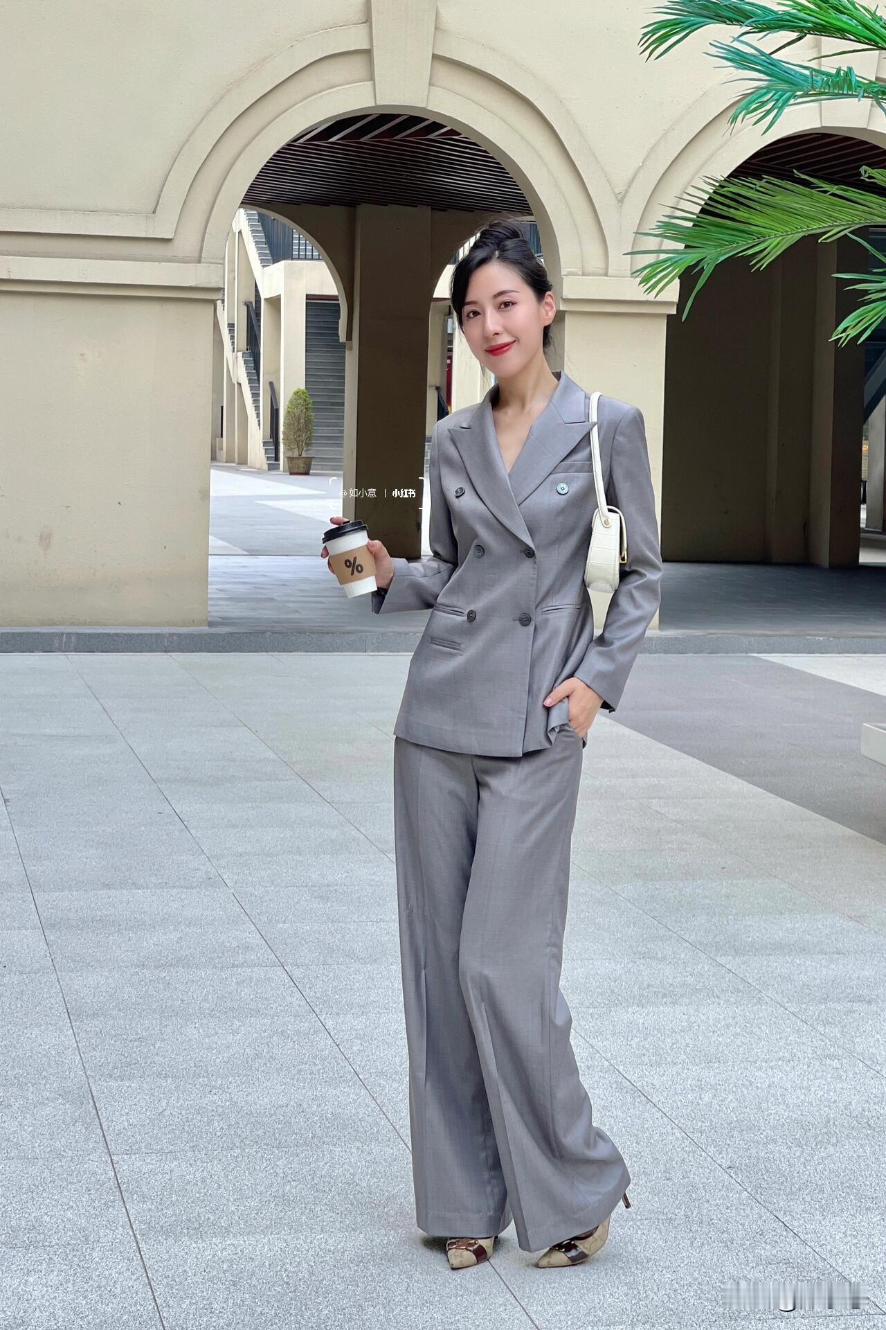 我的上班穿搭| 简约气质灰色西装~对于职场穿搭来说西装永远在衣柜里保留着一片