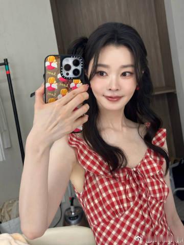 宋轶红裙对镜拍谁还没被宋轶红裙对镜拍美晕啊~没有复杂的布景，就一个简单的对镜拍