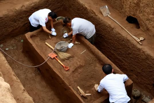 1972年，考古学家在内蒙古发现一座清朝古墓，他们将墓穴里的棺材打开后，所有人都