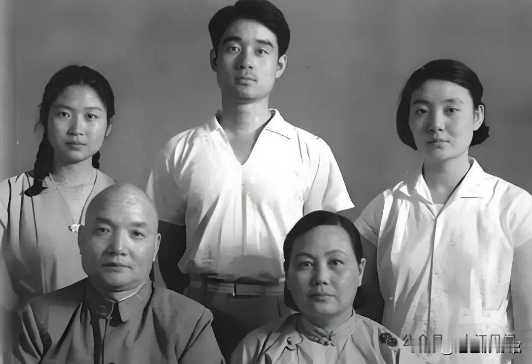 毛主席的亲家一家，李敏与家人的一张合影，孔令华高大帅气，最右边是小姑子孔淑静