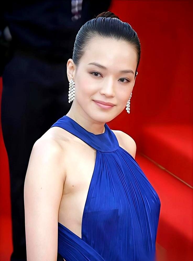 一条裙子，一个后背。两亿人吵得人仰马翻。我刷着手机，真觉得又好气又好笑。一