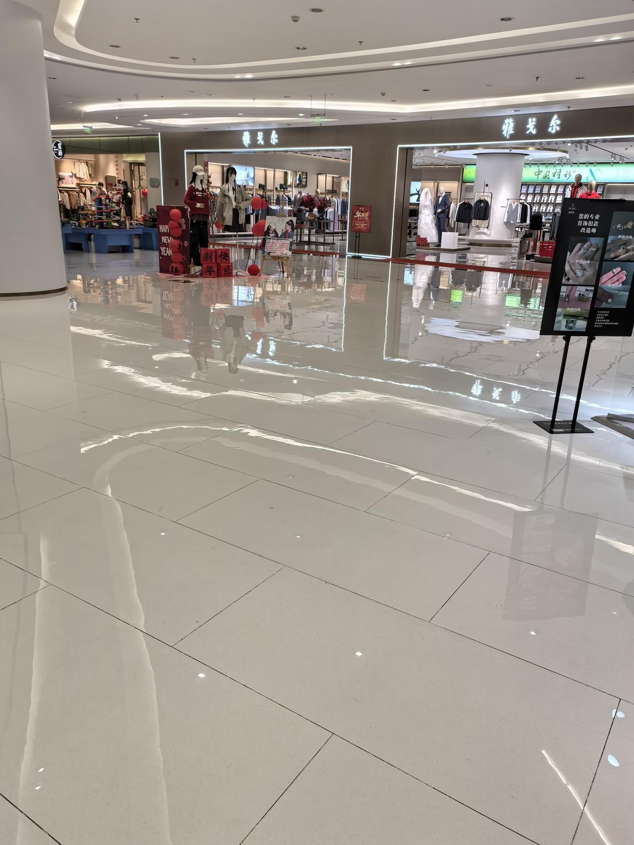 现在的昆明商场里面的人真的是太少之又少了吧！个人意见觉得就是餐饮区域及儿童游玩