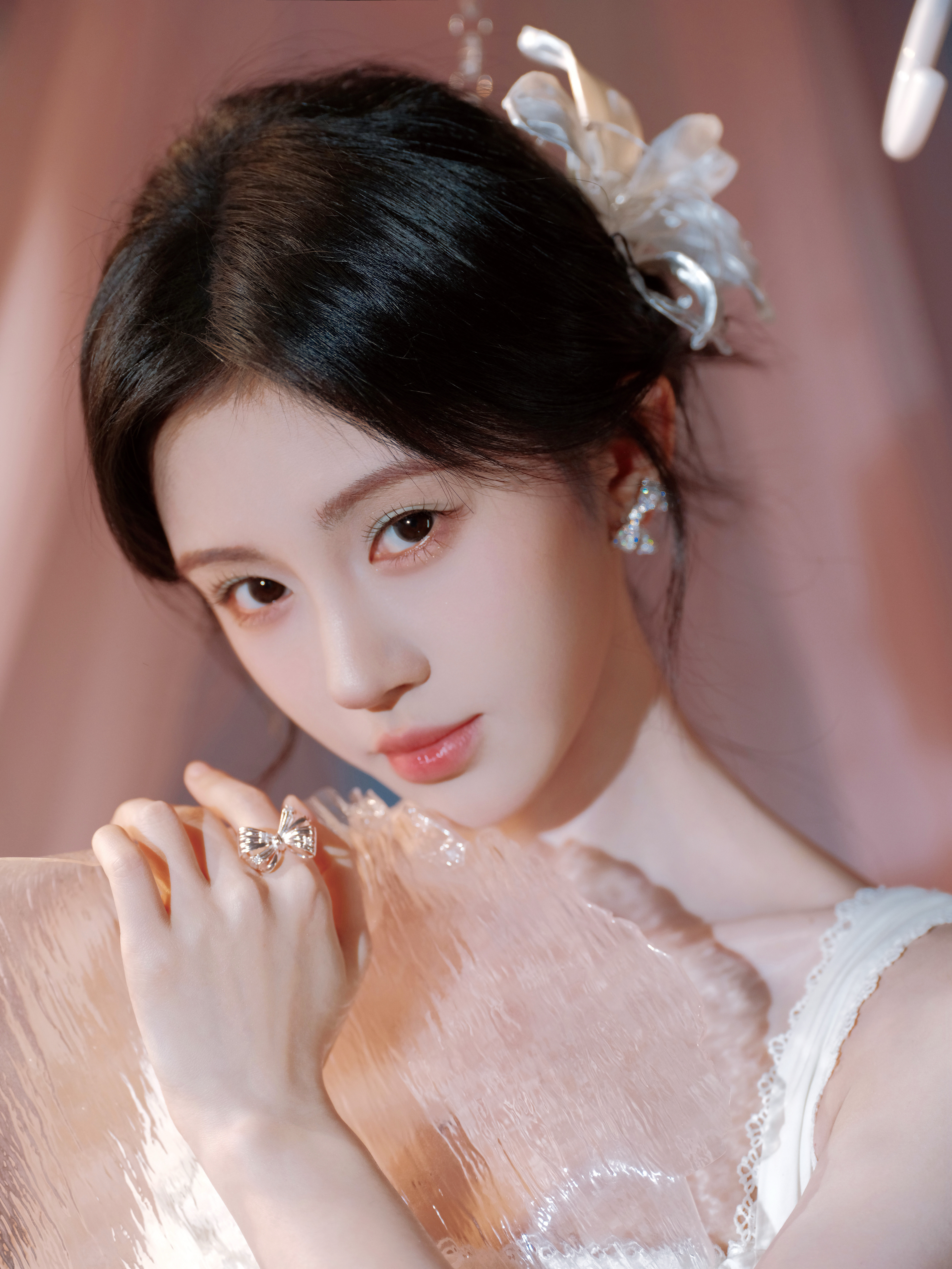 鞠婧祎今日出席Davena蒂玮娜直播活动造型图集，身着HouseofCB蕾丝