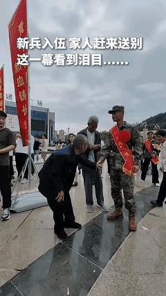 惊呆所有人：9月15日，甘肃徽县，新兵入伍，家人赶来送行的一幕……看到泪目了！当