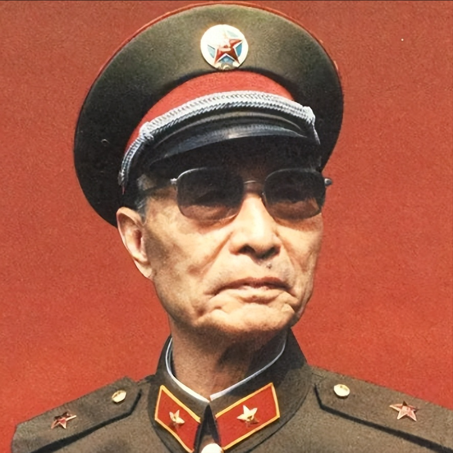 1964年，张爱萍将军到酒泉某基地视察，突然，他发现有10多名背着斜挎包的战士站