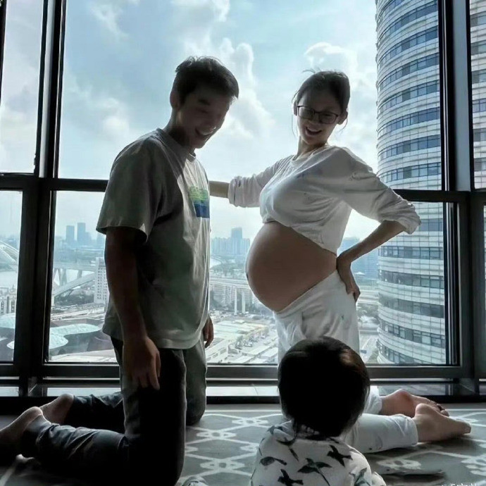 知道为啥郑恺苗苗不敢承认有三胎了，来看一下他们三个孩子的出生时间：一胎，20年