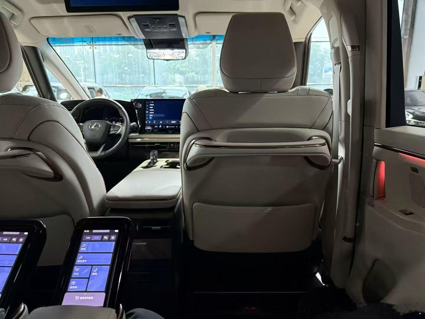 雷克萨斯LM500六座。外观上，经典的无边界纺锤形进气格栅搭配细长前灯组，大气