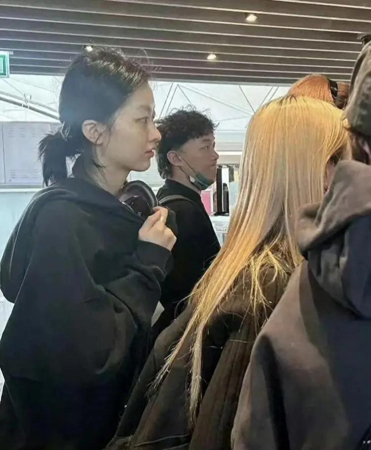 陈奕迅女儿要出道？20岁陈康堤近照曝光引热议！近日，陈奕迅妻子徐濠萦与女儿陈康