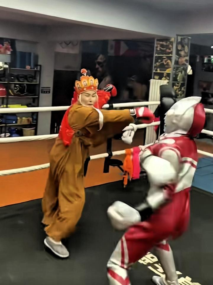 早晚要被短视频笑死[大笑]！太炸裂了！唐僧大战奥特曼！这个唐僧有点儿猛哦