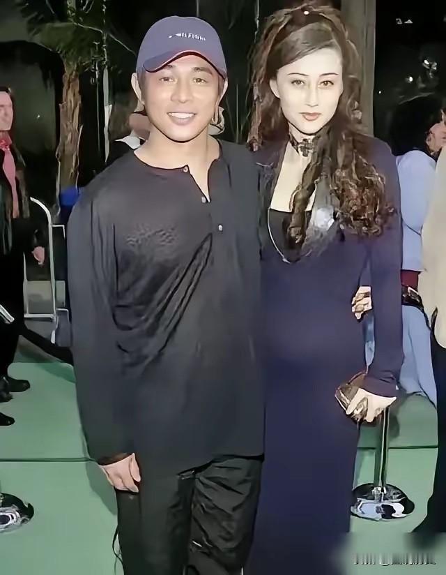 当1991年李连杰抛弃糟糠之妻后，迎利智利后！港媒嘲讽：情义千金不敌胸脯四两！