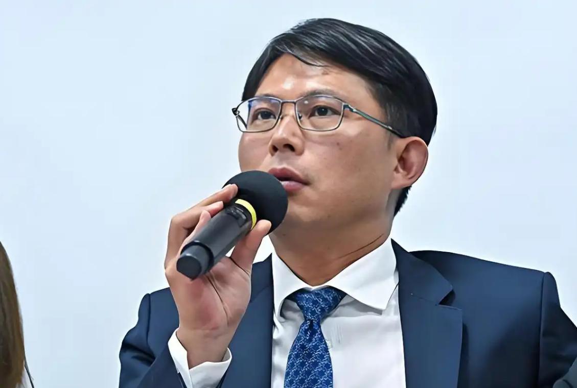 蓝白合破局，黄国昌控诉郑丽文言而无信！郑丽文的回应亮了！还没到2028大选，