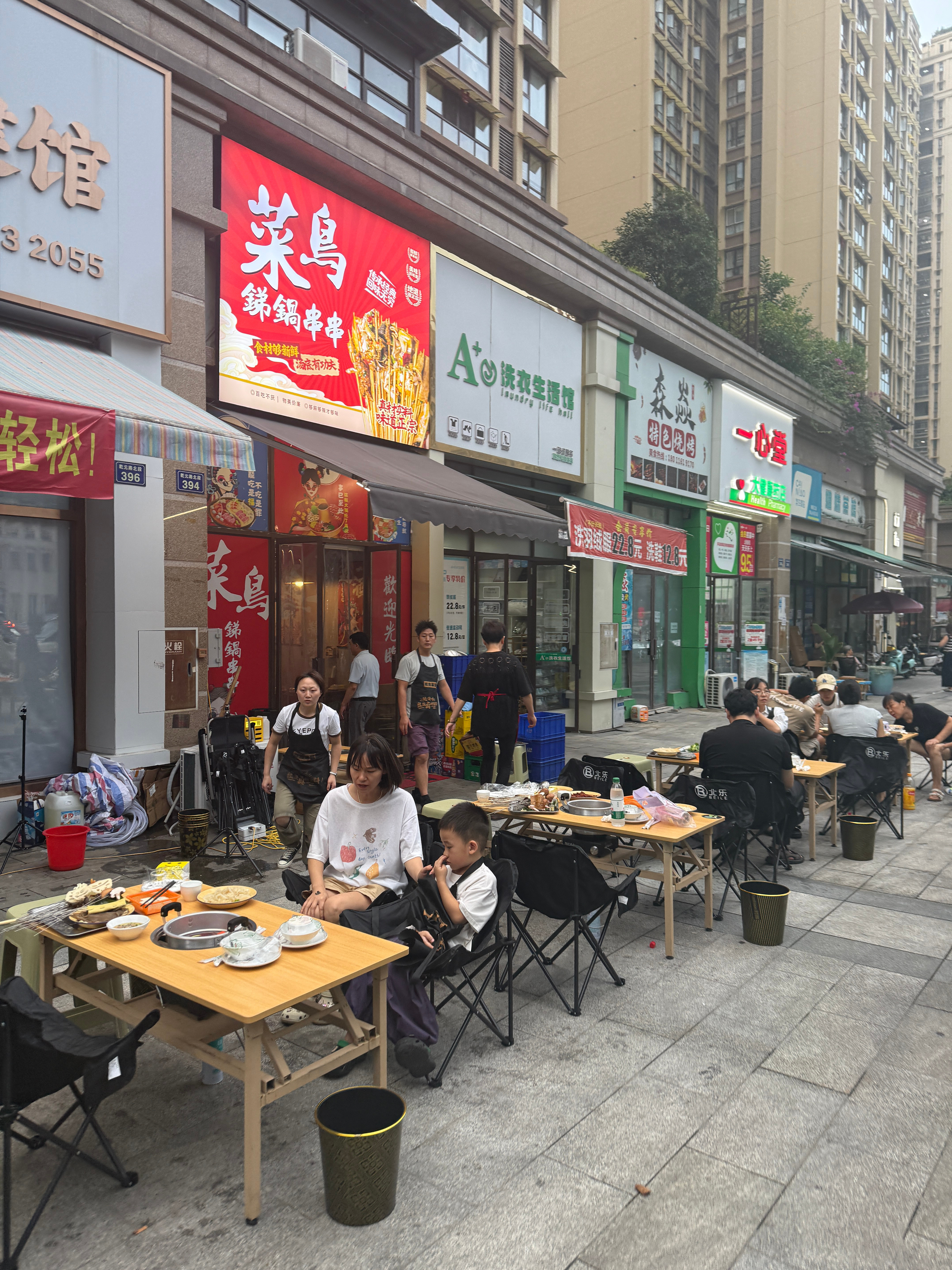 餐饮消费降级不是单纯“大家只想吃便宜”，而是消费提纯：外出就餐频次下降，但会把预