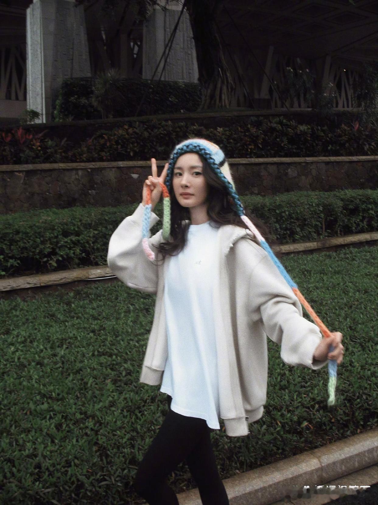 1.黄晓明跟叶珂断了往来，也不再给她打钱了，女方那作妖的行径可算是触到他底线了