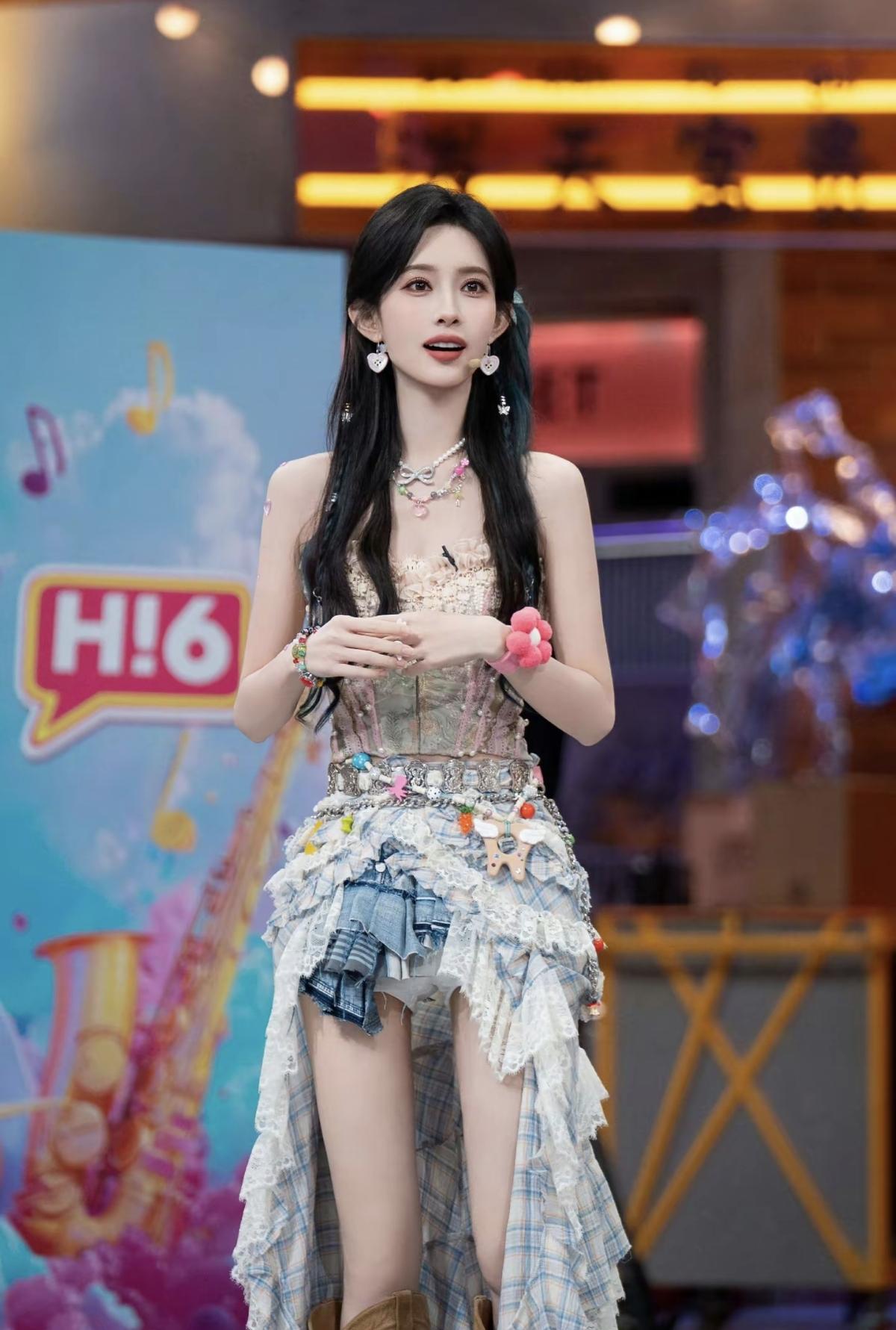 孟子义把少女感和酷感平衡得刚刚好[赞]碎发垂落，眉眼温柔，舞台上的她自带光芒[