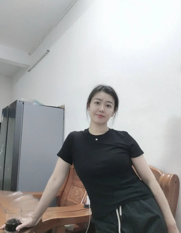 素颜丑不丑吗？想听实话。