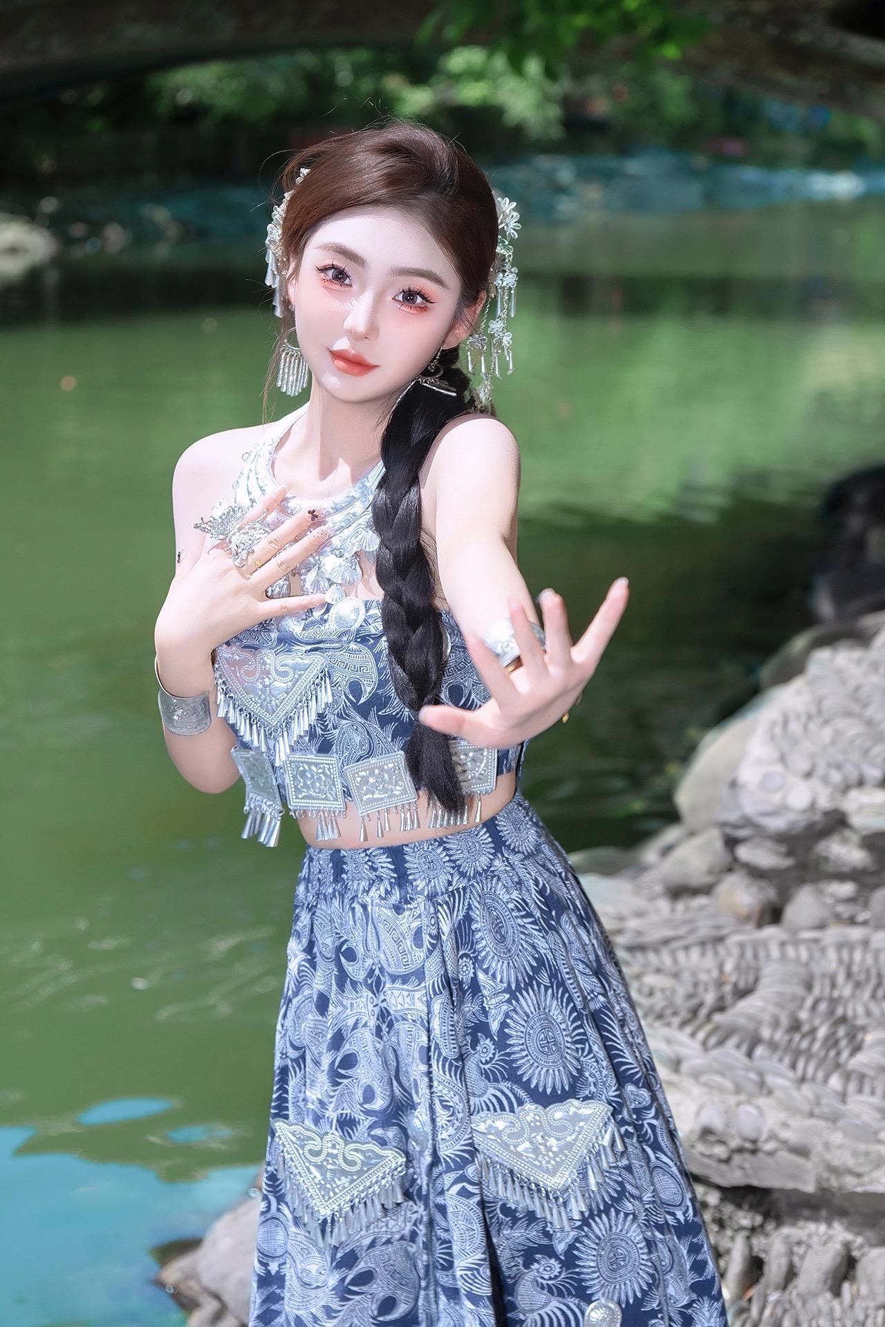 挖到一套巨巨巨出片的衣服！！有人知道吗…｜千户苗寨写真 苗寨拍照