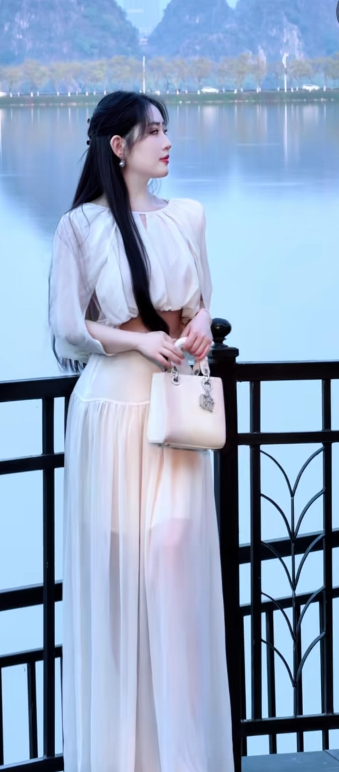 湖畔轻纱拂，仙姿映碧波。