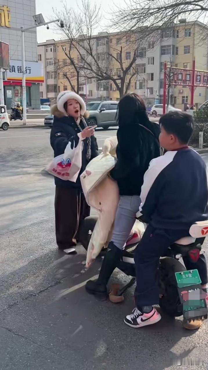 这么有正义感的女孩不多了！12月30日中午，东营胶州路好想来超市，骑电动车穿黑衣