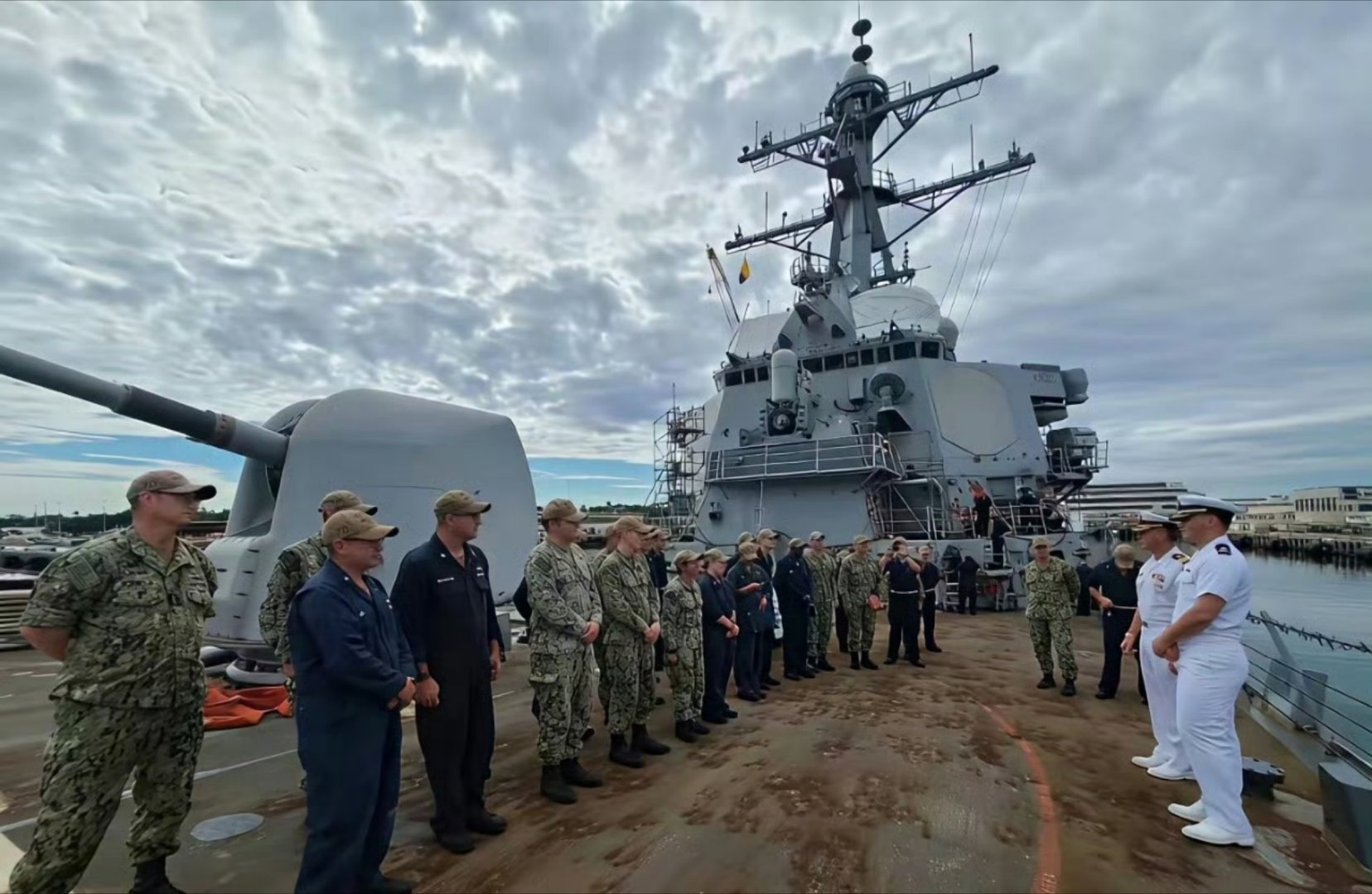 来看看，这是哪个国家的船？保养成这个样子，你要硬吹战斗力有多高，我是不信的...