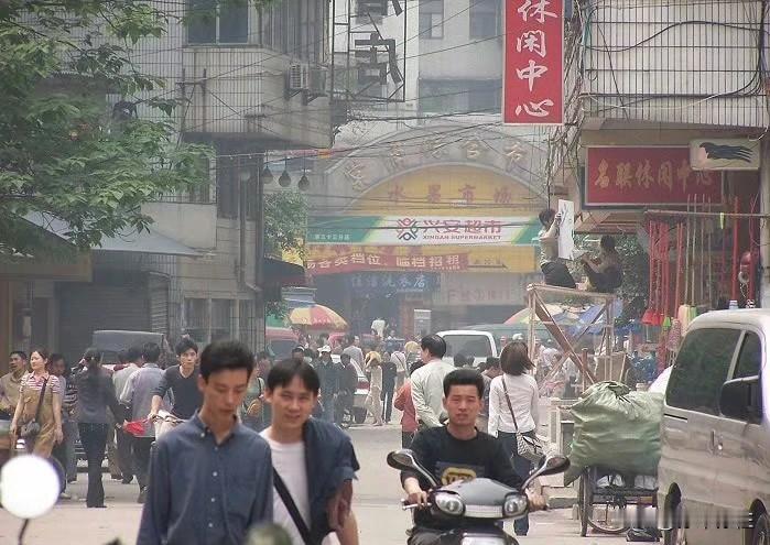 老照片欣赏：这张照片摄于2003年的广州街头。受当时摄影器材技术水平所限，画面不