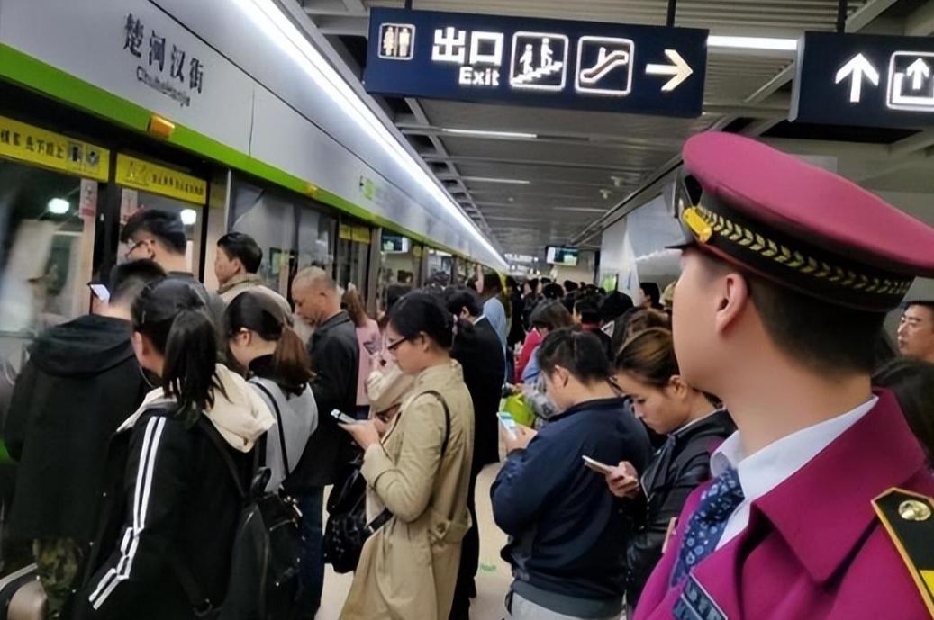 北京地铁一年亏损229亿，地铁早高峰不叫人挤人简直是人贴人，连抬手的空隙都没有。
