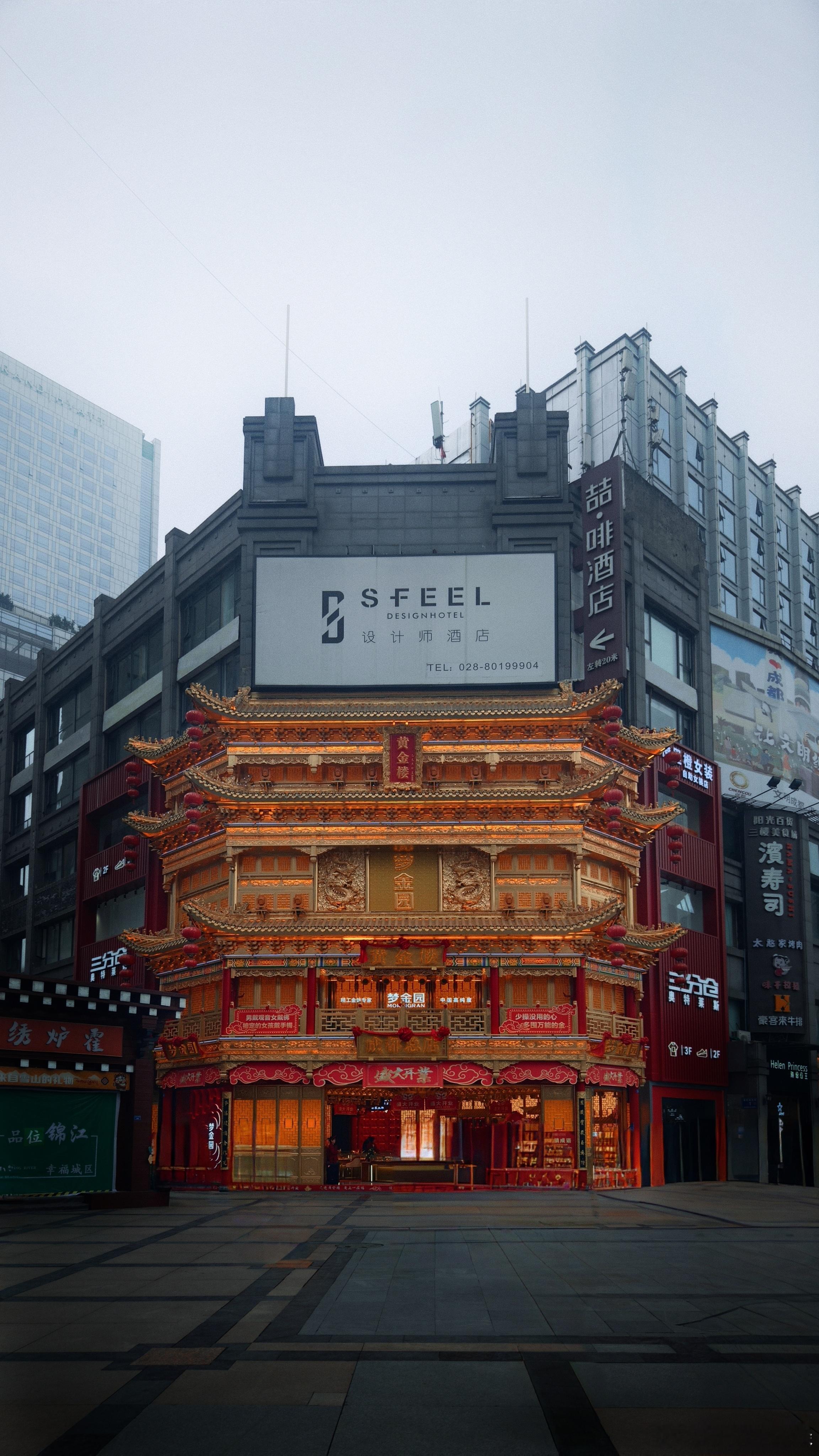 春熙路的金店一家比一家癫