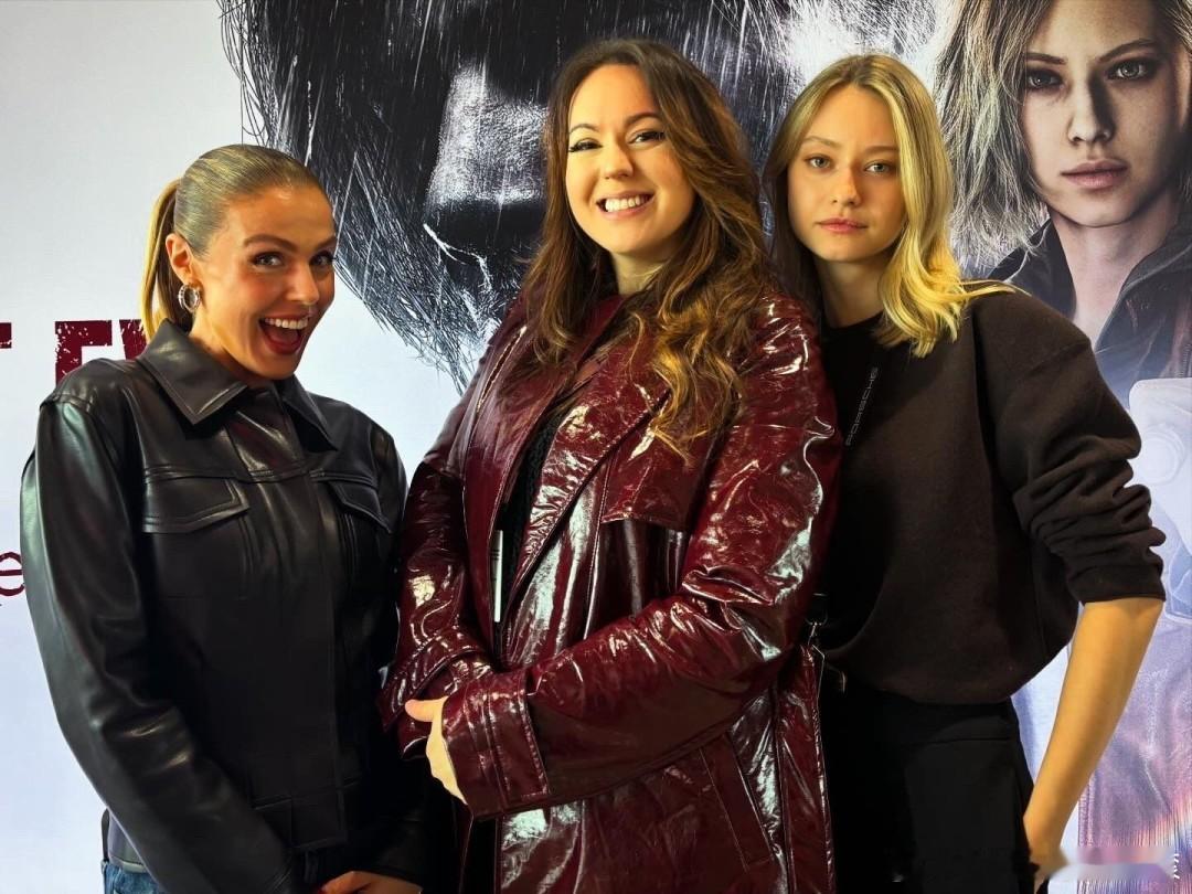 外媒记者VirginiaGlaze分享了她本人(下图左)和《生化危机9》女主格