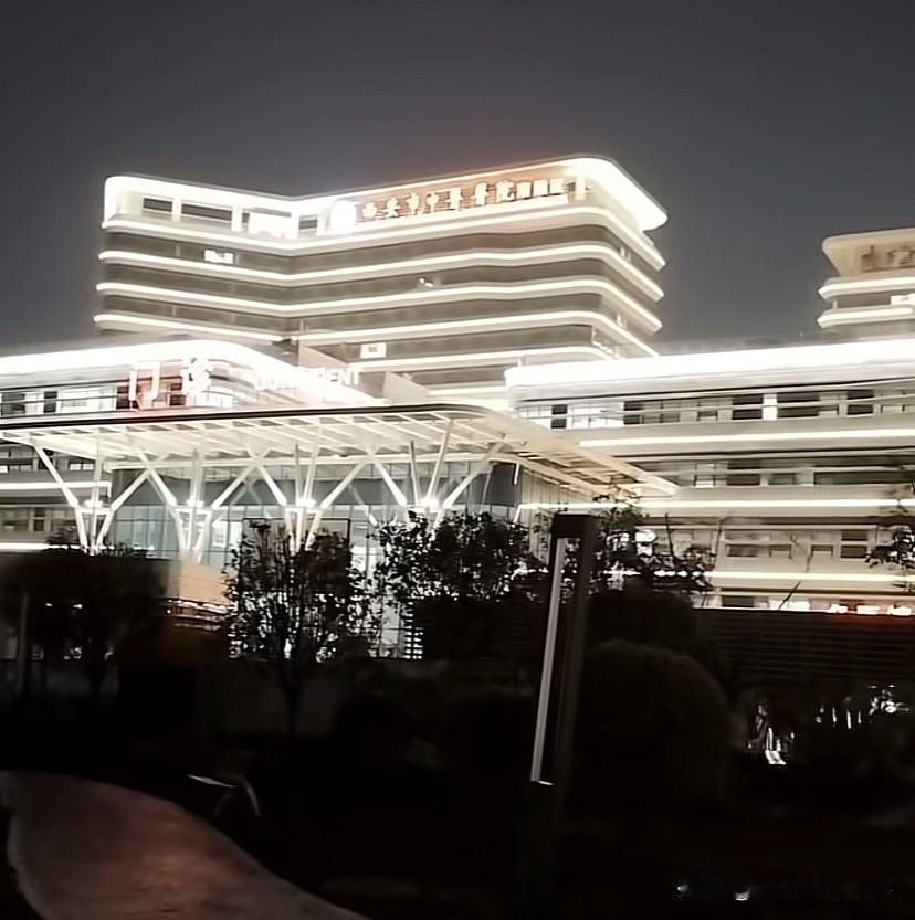 西安市中医医院南院区：灯火通明！开业真的近了！昨天晚上路过西安市中医医院南院