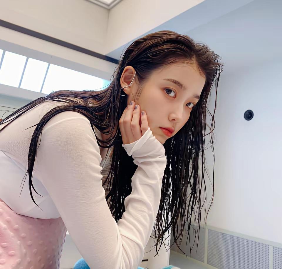 你心目中的韩国女神是谁IU李知恩应该是可以算韩国女神了吧，多才多艺，貌美如花，气