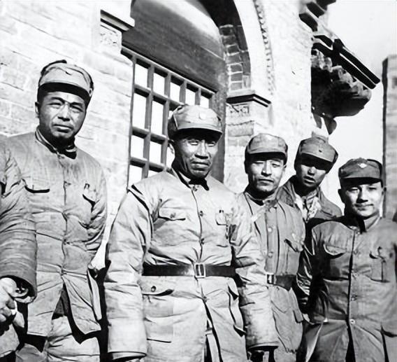 1965年，彭德怀一边抽烟，一边固执地对毛泽东说道：“我还是回乡当我的农民好，你