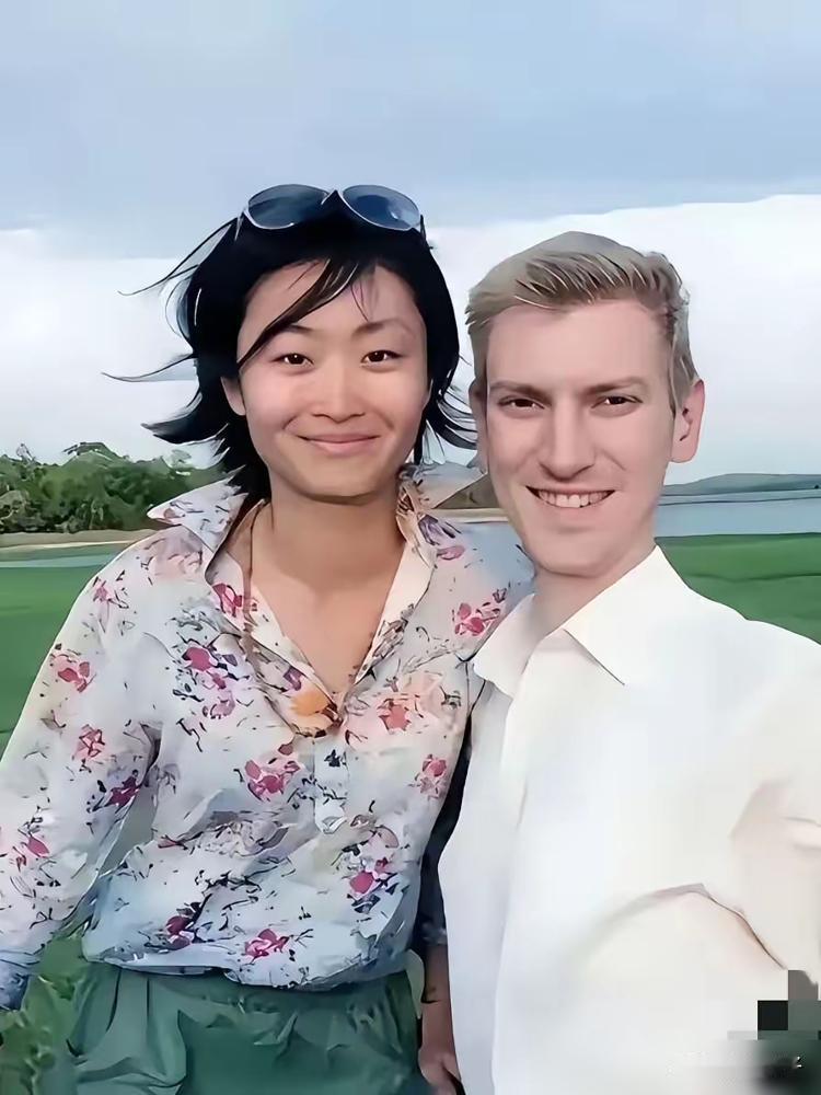 敬一丹女儿嫁了个苏格兰工程师，网友光看照片就说面相不好，结果一扒背景全闭嘴了。