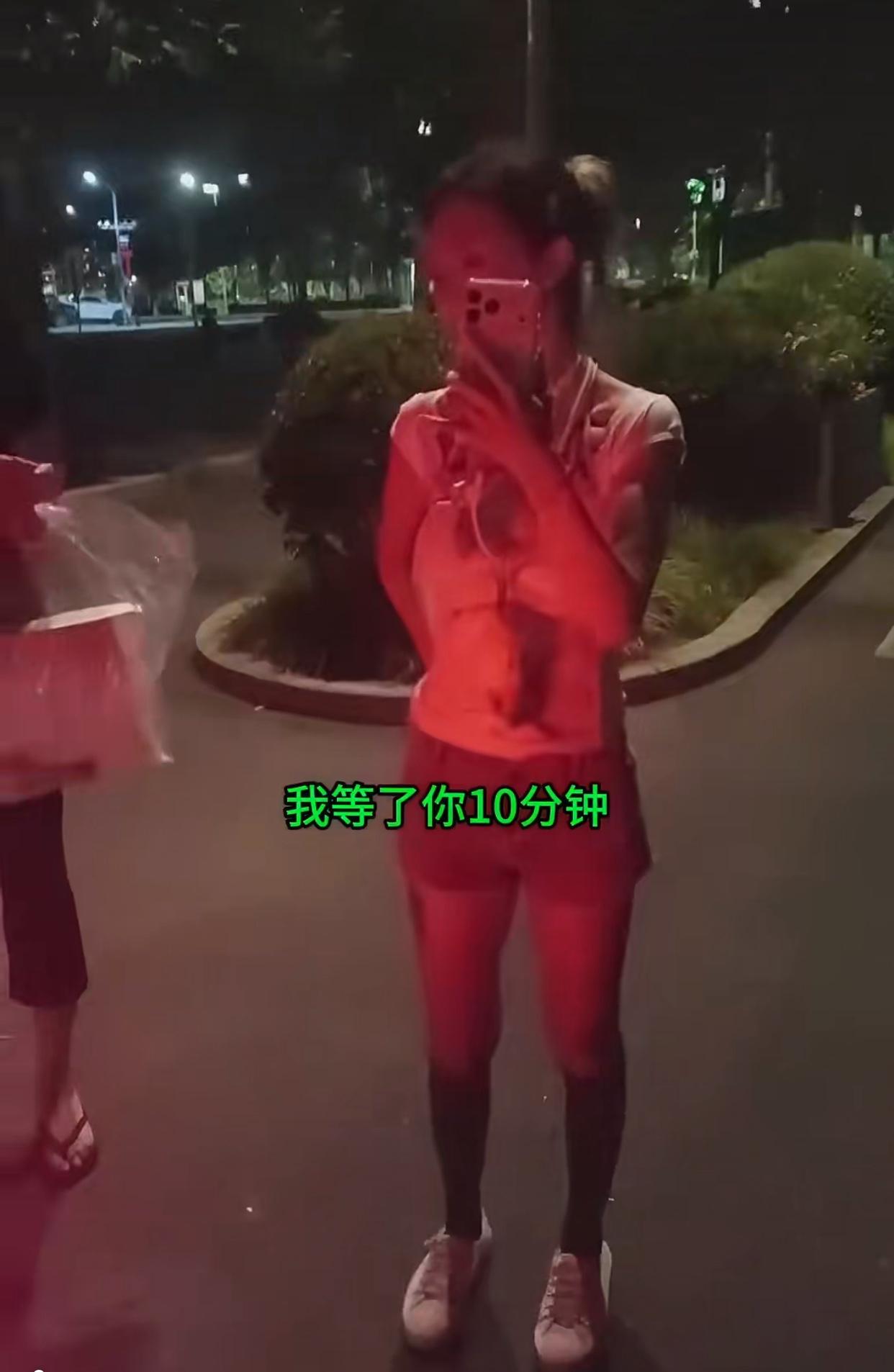 近日北京，一名女子打网约车，司机到达后却不见女子身影，打电话询问说马上到，10多