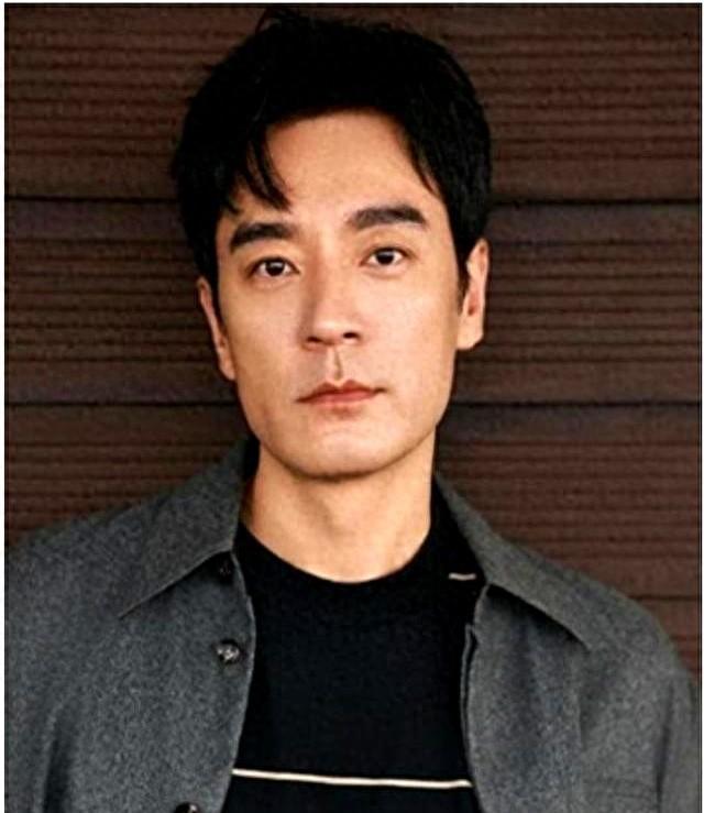离婚16年，44岁李光洁咋就“咸鱼大翻身”成赢家了？娱乐圈那真是比变脸还快，有