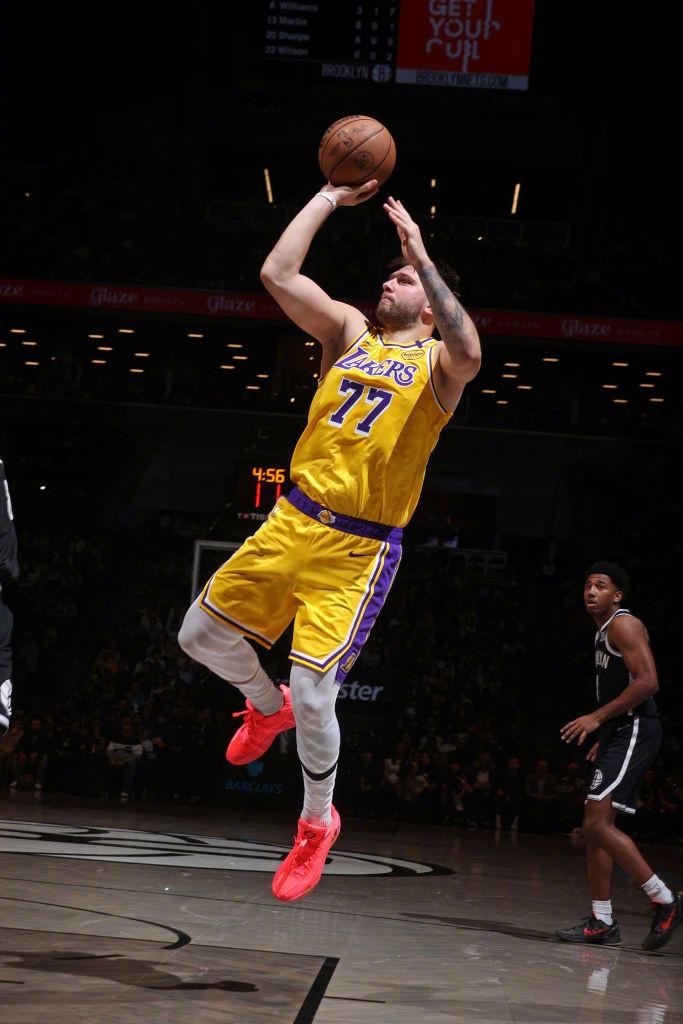 湖人最关键的卡位战，双方直战到加时赛，还是比分打平，东契奇在两人防守下，后仰将球