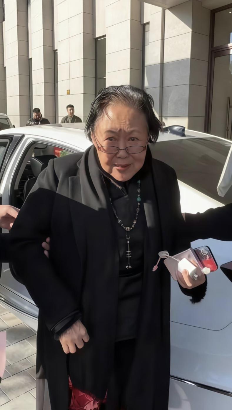 斯琴高娃近照曝光：她和刘晓庆一般大，都是75岁了。随着岁月流逝，斯琴高娃显得苍老