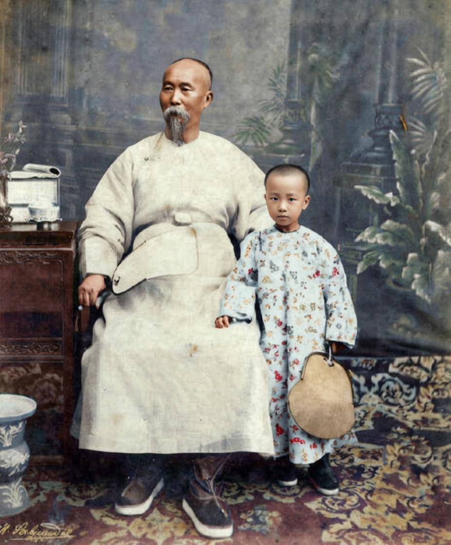 1880年，天津直隶总督府内，晚清重臣李鸿章与他最宠爱的孙子李国雄的合影，由当时