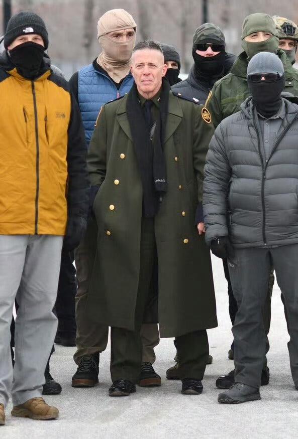 铁腕博维诺已被解除美国边境巡逻队全域指挥官，换成白宫边境事务总管霍曼，西装革履的