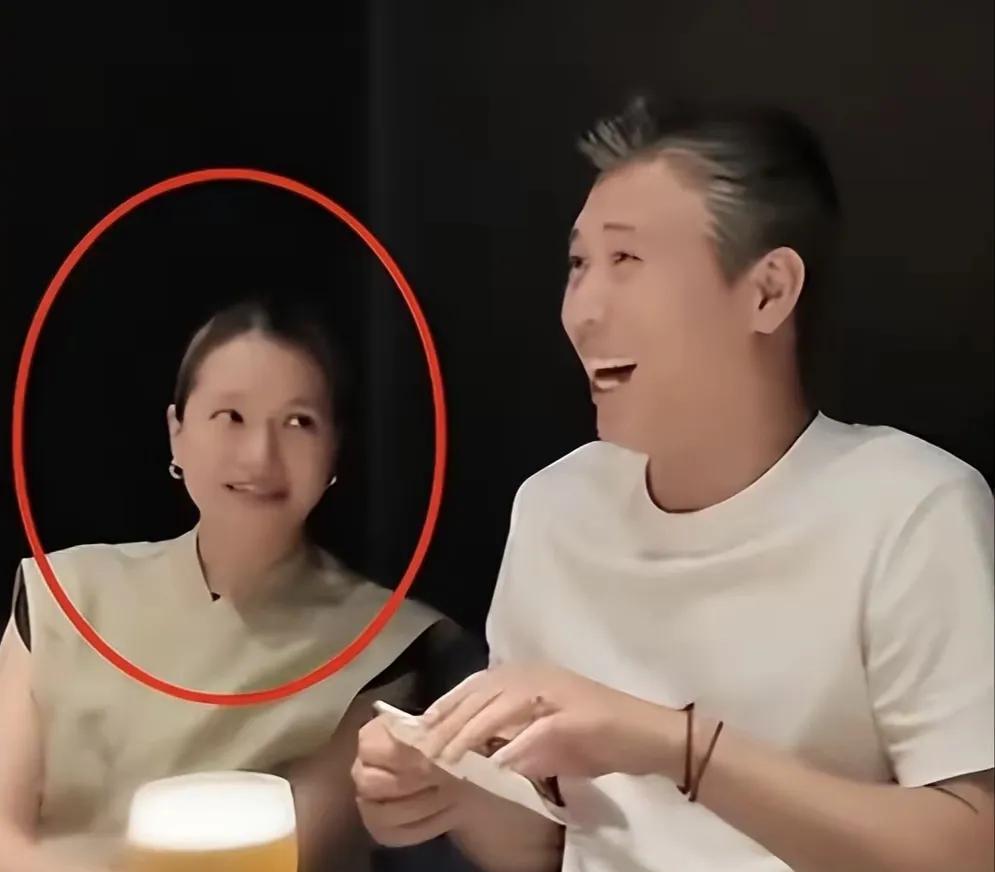 李乃文老婆杨婷真的好温柔呀，跟着老公参加陈赫举办的聚会，全场都在关注大家说的事情