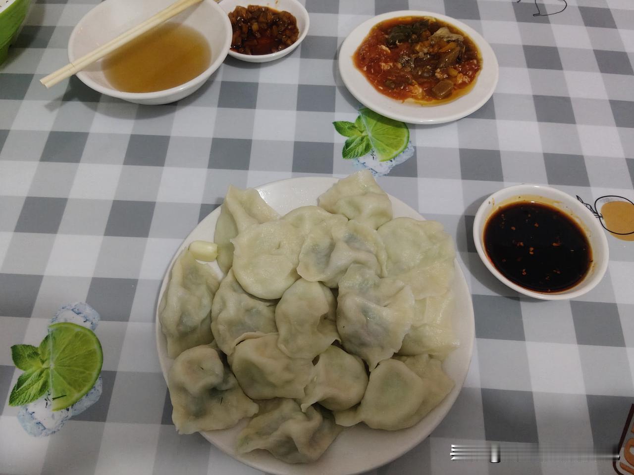 去燕郊小张各庄东北饺子店吃饺子，结果吃出大问题！吃到一个饺子，皮上有白色粉末，看