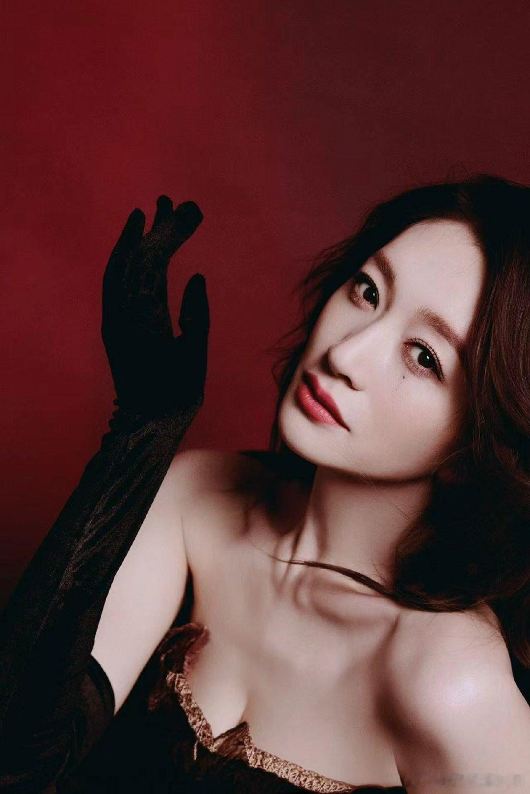 李小冉泪痕妆李小冉一道华丽的泪痕我宣布这是今年最惊艳我的舞台妆！没有夸张的修饰
