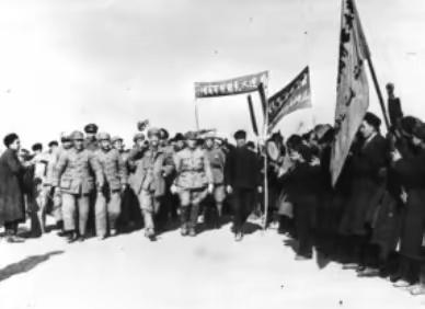 1949年，新疆差一点就从中国版图上划出去了，最后是毛主席连下四步棋，没打大仗，